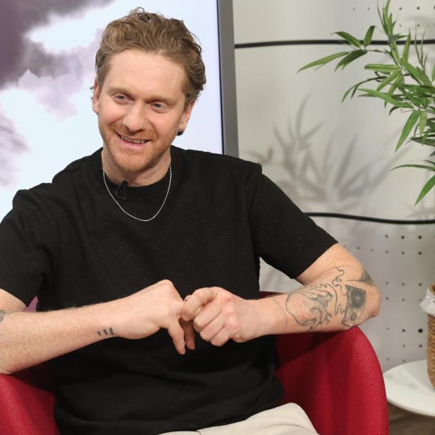 Lucas Fendrich in einem schwarzen Shirt, schaut seitlich