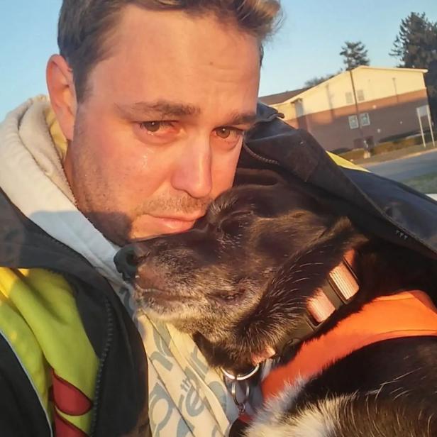 Dale Pearce hält seine todkranke Hündin Neren im Arm und weint, bevor sie zur Kryokonservierung nach Michigan gebracht wird.