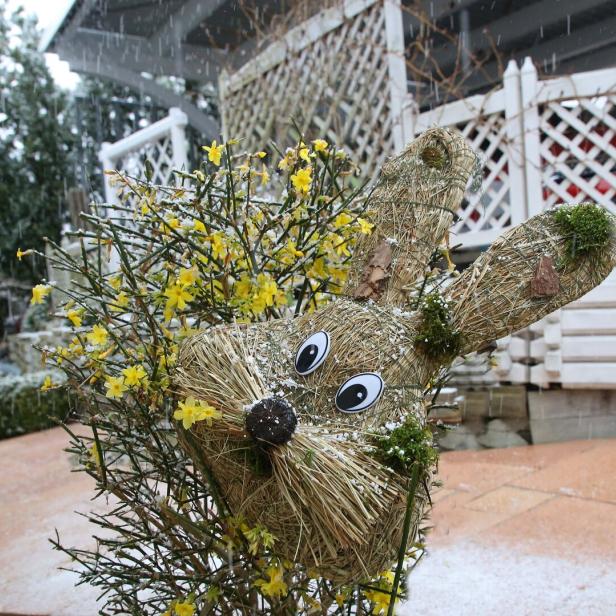 Osterhasenfigur und Schnee