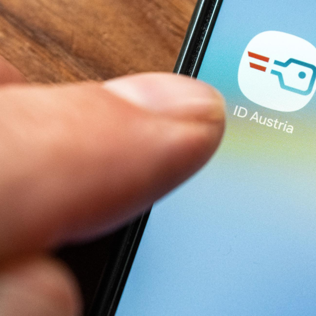 Finger zeigt auf ID Austria-Symbol am Handy.