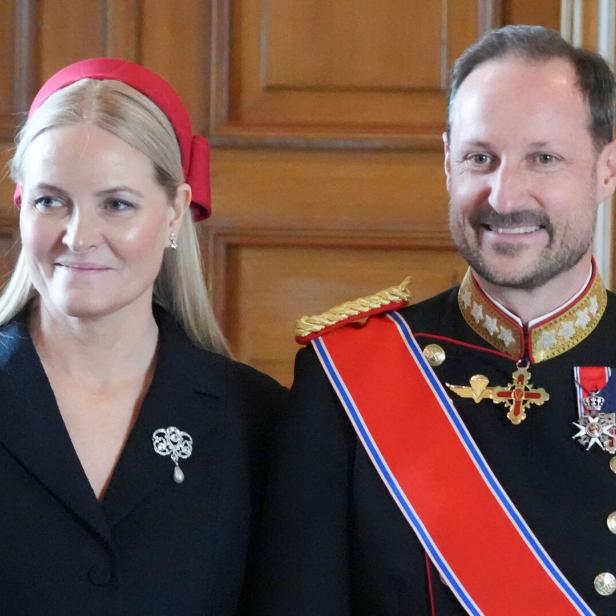Kronprinz Haakon und Kronprinzessin Mette-Marit posieren in formeller Kleidung.