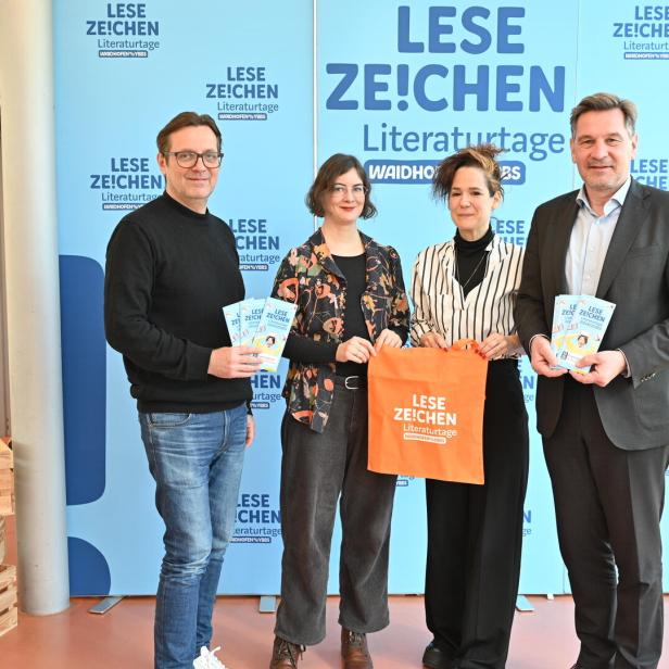 Hannes Mayrhofer (NÖ Kulturvernetzung), Marlen Mairhofer (Kuratorin Literaturtage), Stadtschreiberin Kinga Tóth, Bürgermeister Werner Krammer (v.l.) 