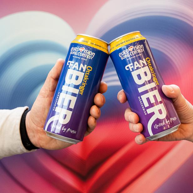 Zwei ESC-Bierdosen in der Hand