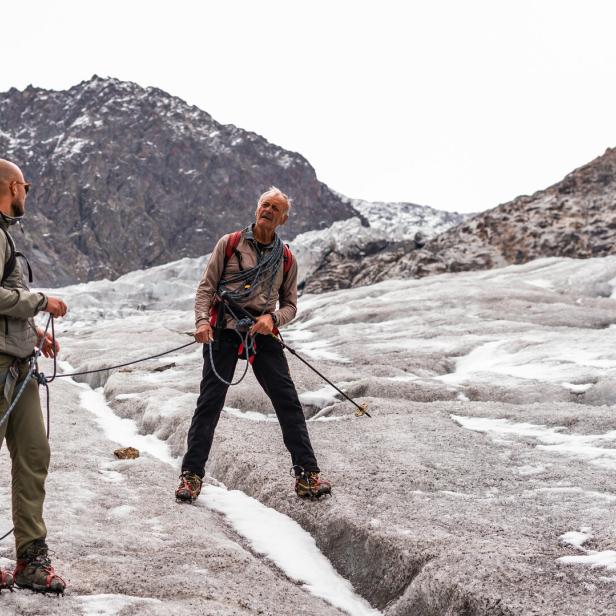 Zwei Männer an einer Gletscherspalte