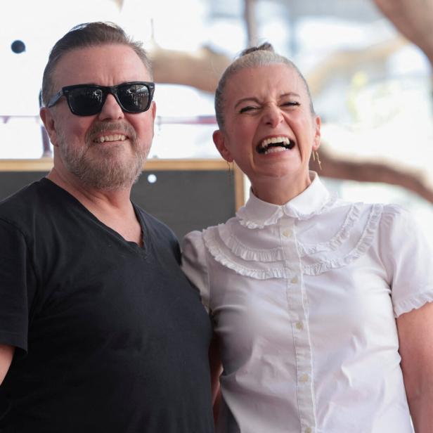 Comedian Ricky Gervais und Autorin Jane Fallon lachen vor einem Stern auf dem Walk of Fame.