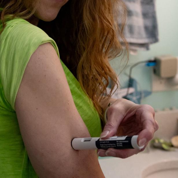 Eine Frau spritzt sich das Abnehm-Medikament. 