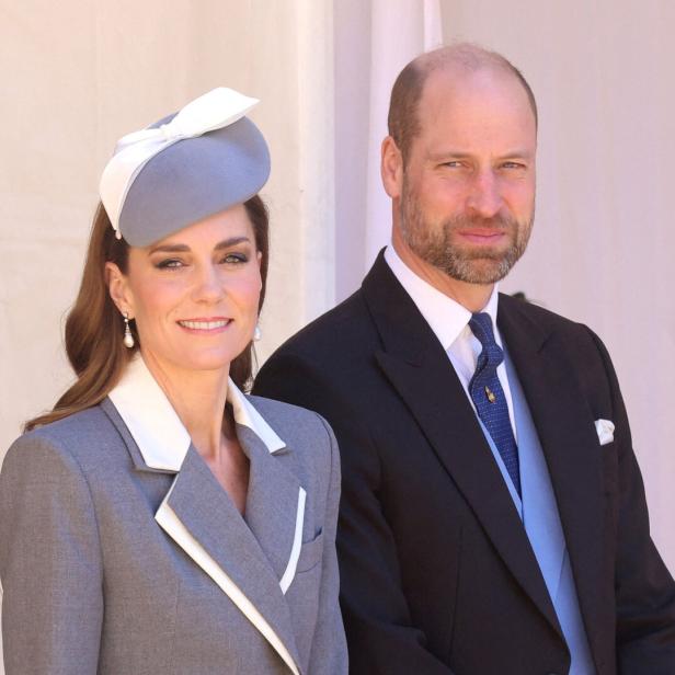 Kate und William posieren, sie trägt einen grauen Hut und einen Blazer.