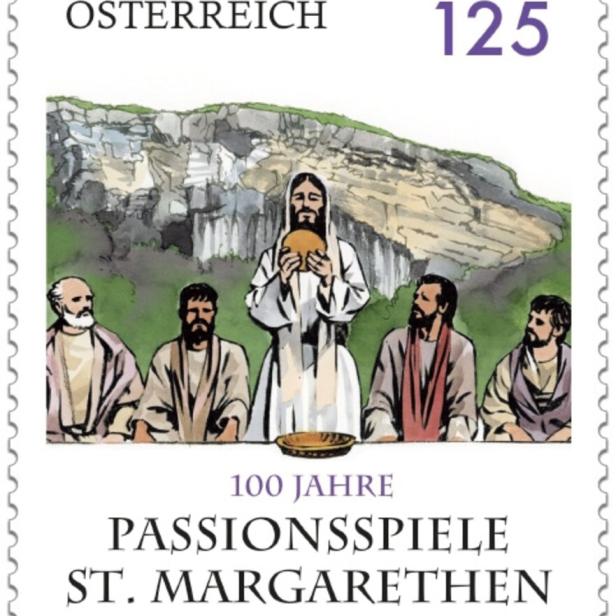 Fünf Männer in historischen Gewändern sitzen und stehen vor einer Felswand, einer hält ein Brot hoch.