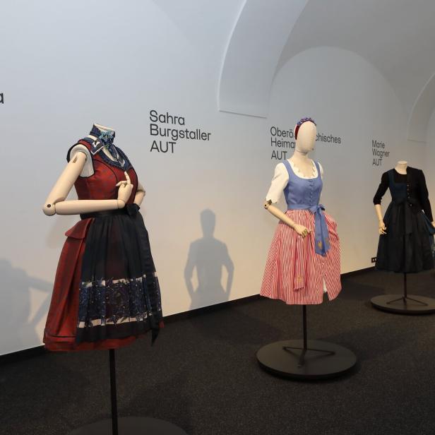Mehrere Kleider in einer Ausstellung