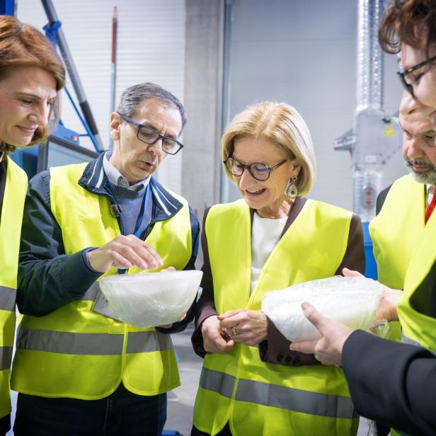 Botschaftern Yvonne Toncic-Sorinj, Produktionsleiter Mladen Ivic, Landeshauptfrau Johanna Mikl-Leitner und Bozana Kovacevic Covic, Managing Director Austrotherm Croatia bei der Besichtigung der Produktionshalle von Austrotherm