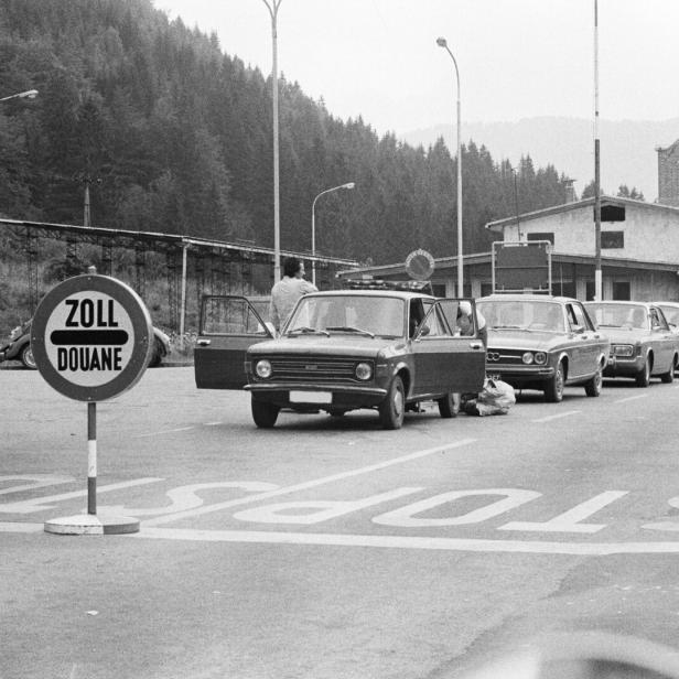 Siebziger Jahre, Grenze zwischen Oesterreich und Slowenien, seinerzeit Jugoslawien, Autoschlange an der Zollstation