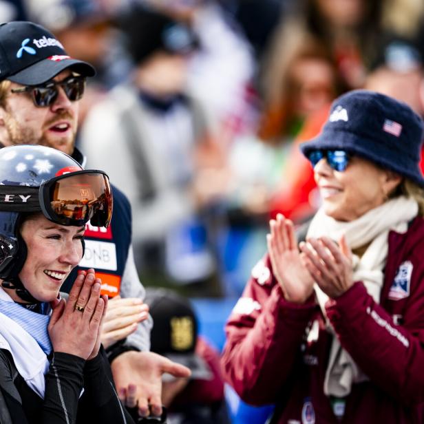 Freudiger Moment: Mikaela Shiffrin feiert mit Freund Aleks und  Mama Eileen. 