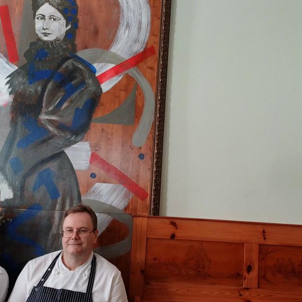 Liljan Credico und  Günter Gruber vor der überlebensgroßen Sisi im Gasthaus "Tante Liesl".