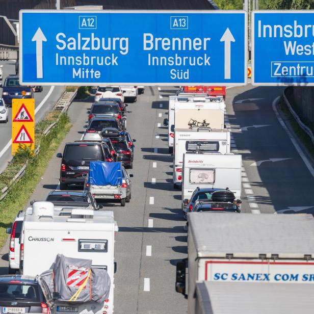 Stau auf einer Autobahn in Tirol