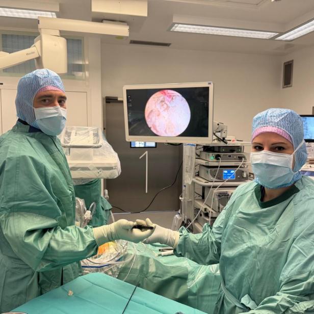 Oberarzt Matthias Stark und Manuela Pürzl bei der endoskopischen Wirbelsäulenoperation.