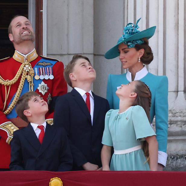 Prinz William, Kate und ihre Kinder George, Charlotte und Louis schauen gemeinsam in den Himmel.