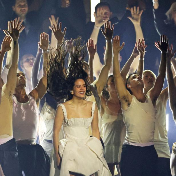 Rosalía auf der Bühne, im Hintergrund Tänzerinnen und Tänzer.