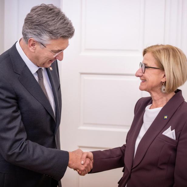 Premierminister von Kroatien Andrej Plenković schüttelt der Landeshauptfrau von Niederösterreich, Johanna Mikl Leitner. die Hand 