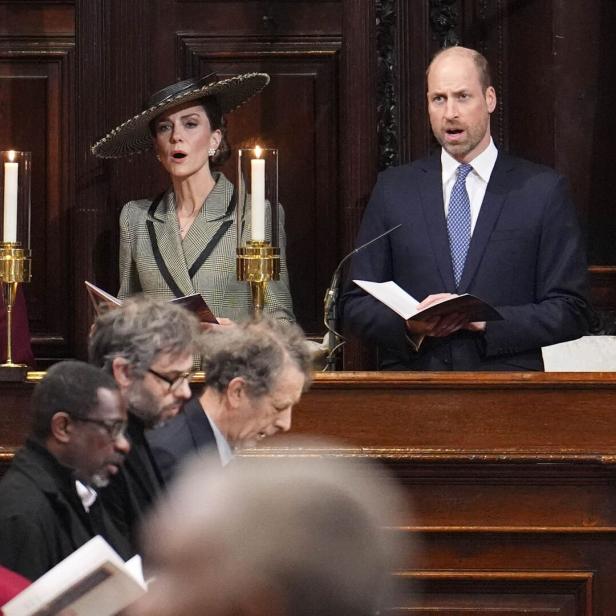 Prinz William und Prinzessin Kate singen mit anderen Personen in einer Kirche.