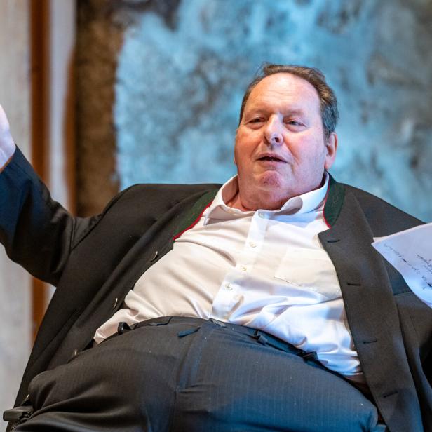 Ottfried Fischer gestikuliert mit beiden Händen.