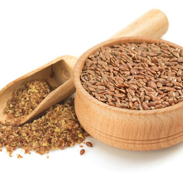 Das Bild zeigt eine Holzschüssel mit Leinsamen.