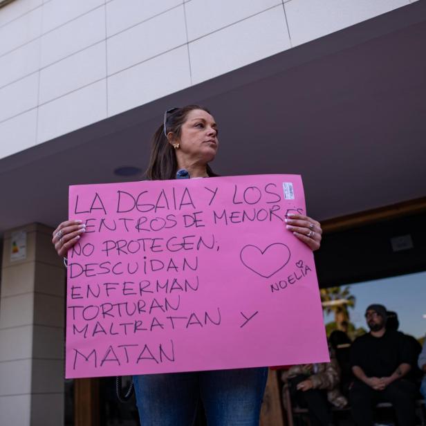 Frau protestiert in Spanien für Noelia Castillo.