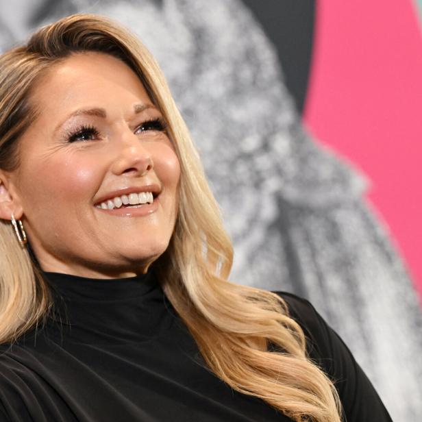 Nahaufnahme von Helene Fischer, die lächelt und ein schwarzes Oberteil trägt.