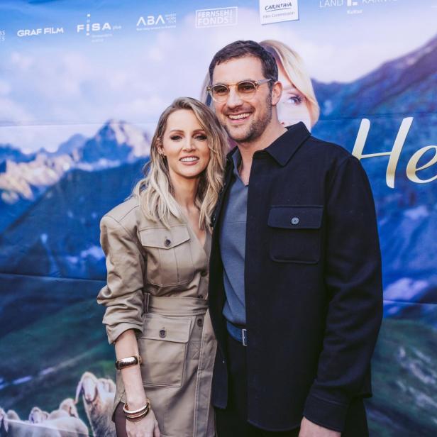 Melissa Naschenweng und Ferdinand Seebacher vor der Fotowand zum Film "Herzklang"