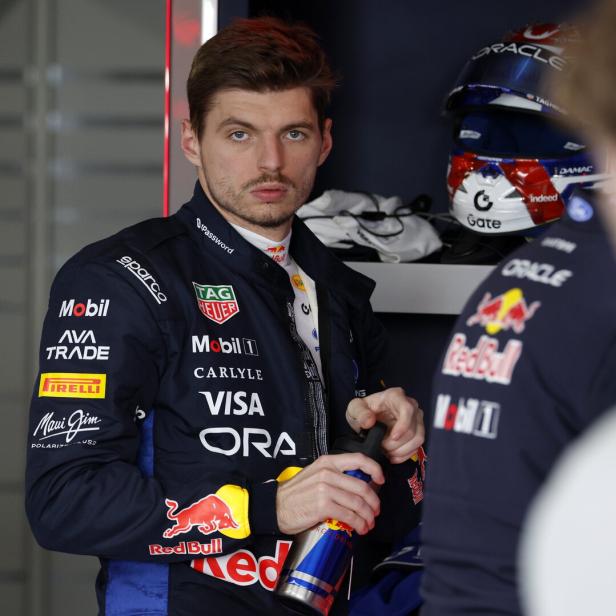 Max Verstappen in Japan in der Box von Red Bull Racing.