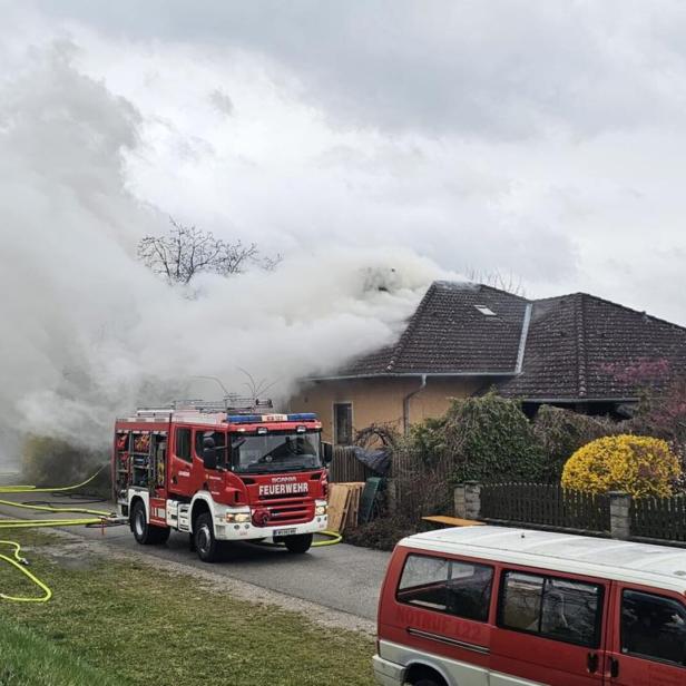 Flammen und Rauchschwaden drangen aus dem Einfamilienhaus.