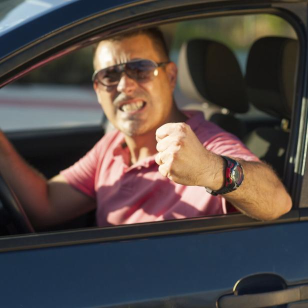 Wütender Autolenker droht mit der Faust