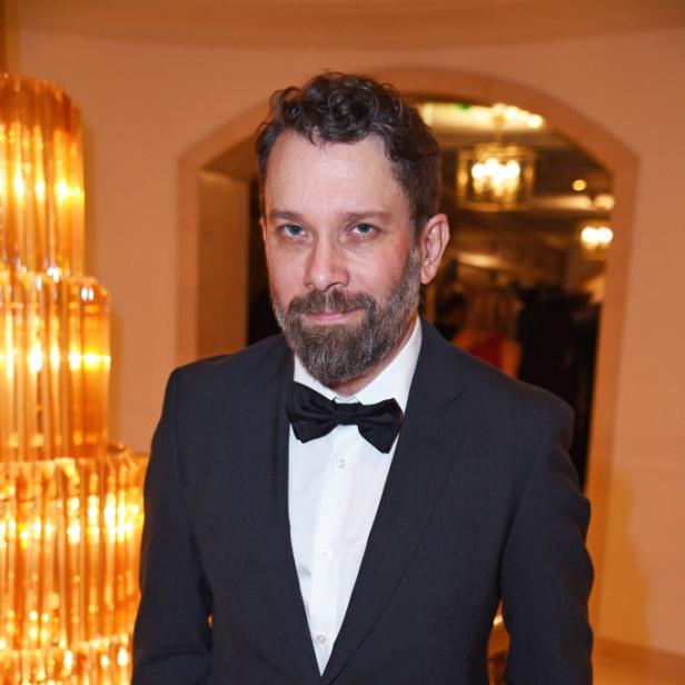 Christian Ulmen im Anzug.