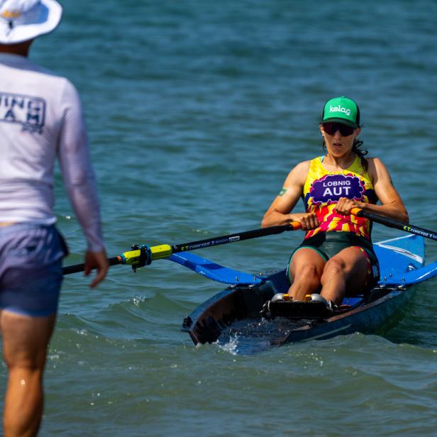 Magdalena Lobnig in ihrem Ruderboot.