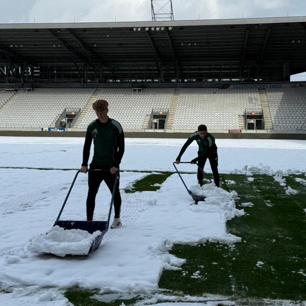 Die Spieler von Wacker Innsbruck beim Schneeschaufeln im Tivolistadion