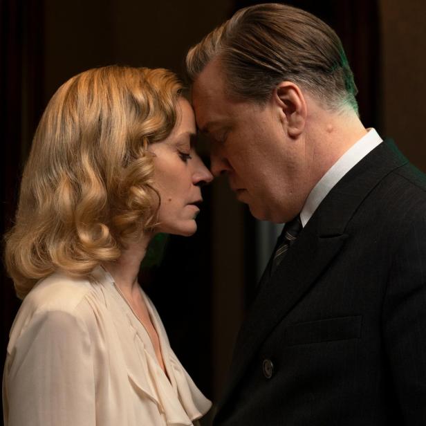 Eine Frau und ein Mann stehen sich sehr nahe gegenüber und berühren mit geschlossenen Augen die Stirn.