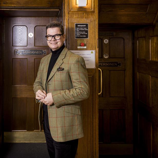 IV-Generalsekretär Christoph Neumayer vor dem Paternoster in der Industriellenvereinigung