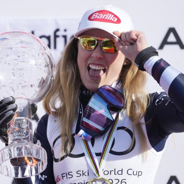 Mikaela Shiffrin präsentiert ihre große Kristallkugel.