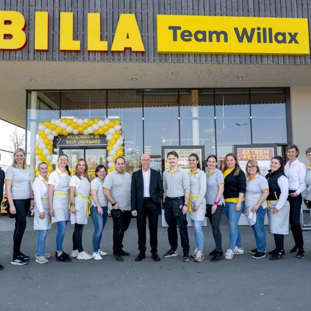 Vor einem Billa-Markt in Oberwart posiert das Team Willax für ein Gruppenfoto.