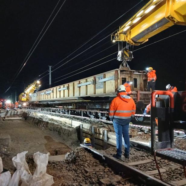 ÖBB setzt in Wiener Neustadt Hilfsbrücke ein.