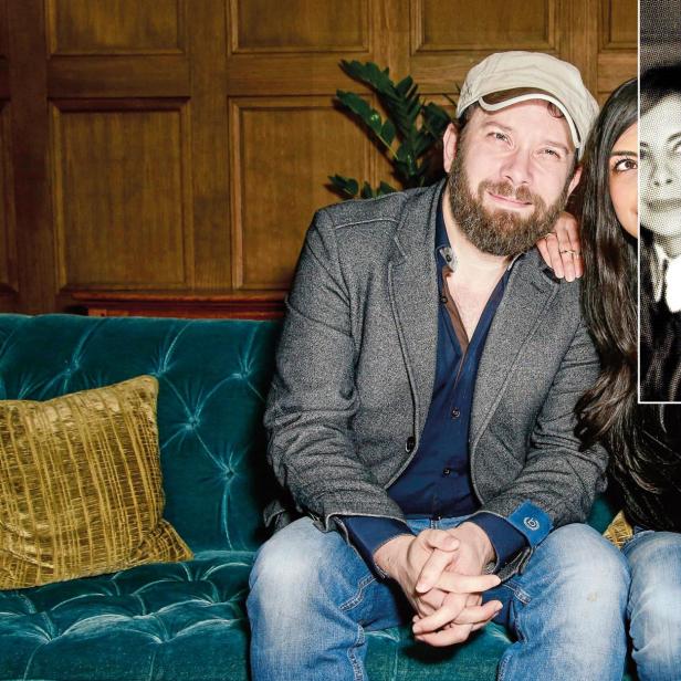 Christian Ulmen und Collin Fernandes sitzen auf einer Couch.