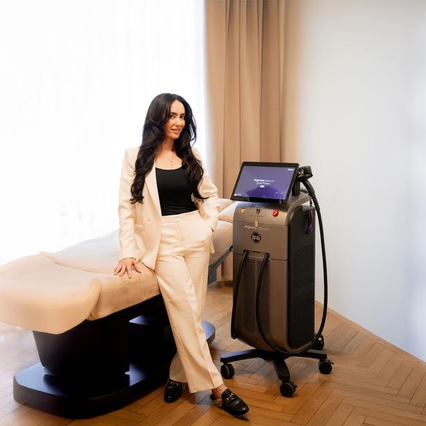 Eine Frau steht in einem Ordinationszimmer für Laserbehandlungen.