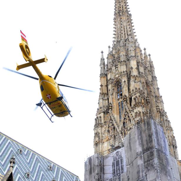 Fliegender Hubschrauber neben Stephansdom