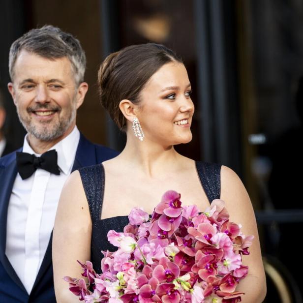 Prinzessin Isabella im Abendkleid hält einen rosa Blumenstrauß, neben ihr ein Mann im Anzug.