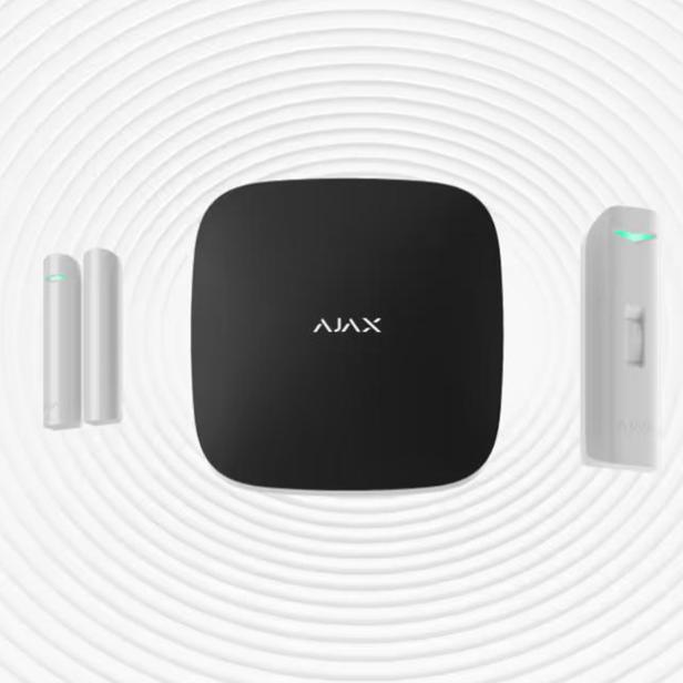 Moderne Komponenten einer Ajax-Alarmanlage, darunter Sensoren, Zentraleinheit und Bedienteil.