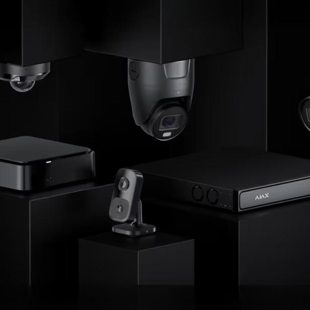 Sicherheitskameras auf einem schwarzen Hintergrund 