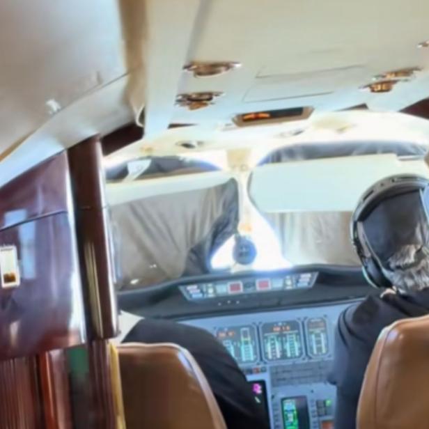 Cockpit eines kleinen Flugzeugs mit komplett abgedeckter Frontscheibe durch Sonnenschutz.