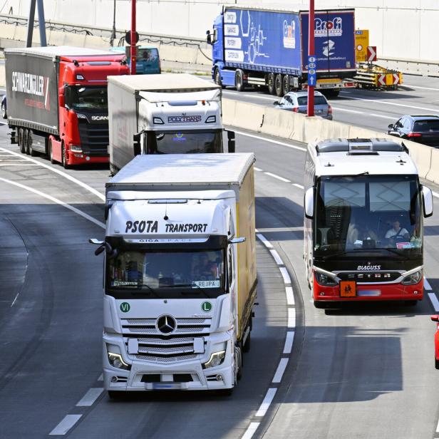 Auf einer Autobahn fahren LKW, ein Bus der Marke Setra, PKW und Transporter.