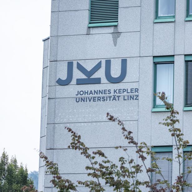 Die Fassade der Johannes Kepler Universität Linz mit dem JKU-Logo ist zu sehen.