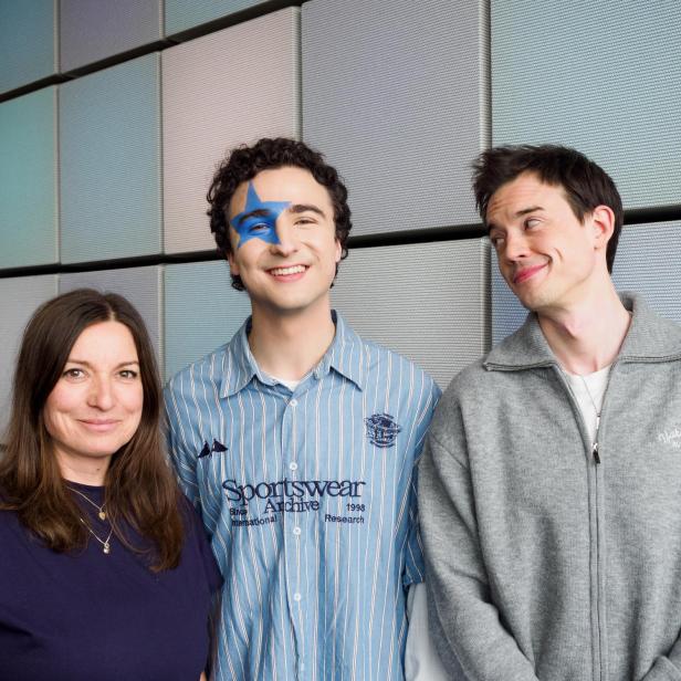 Drei Personen stehen nebeneinander, einer hat einen Stern über dem Auge