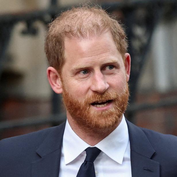 Prinz Harry mit rotem Bart und dunklem Anzug schaut zur Seite.
